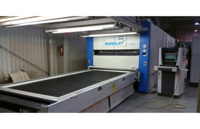 Pressa a membrana BURKLE mod. BTF 1534-1400 - cod. 52 in un ambiente industriale con pannelli metallici e sistema di controllo a lato