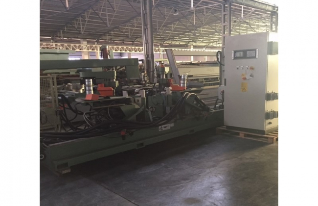 ESSEPIGI Automatic Double Crosscut Saw / Milling Machine mod. COMPOSIT - cod. A199901, in un'area industriale con struttura coperta