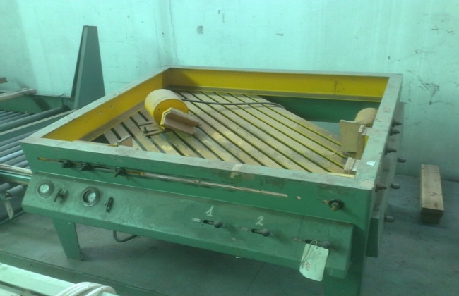 Strettoio per cassetti pneumatico - cod. A639913D Unità di attrezzatura con superficie di lavoro in legno e pompa pneumatico