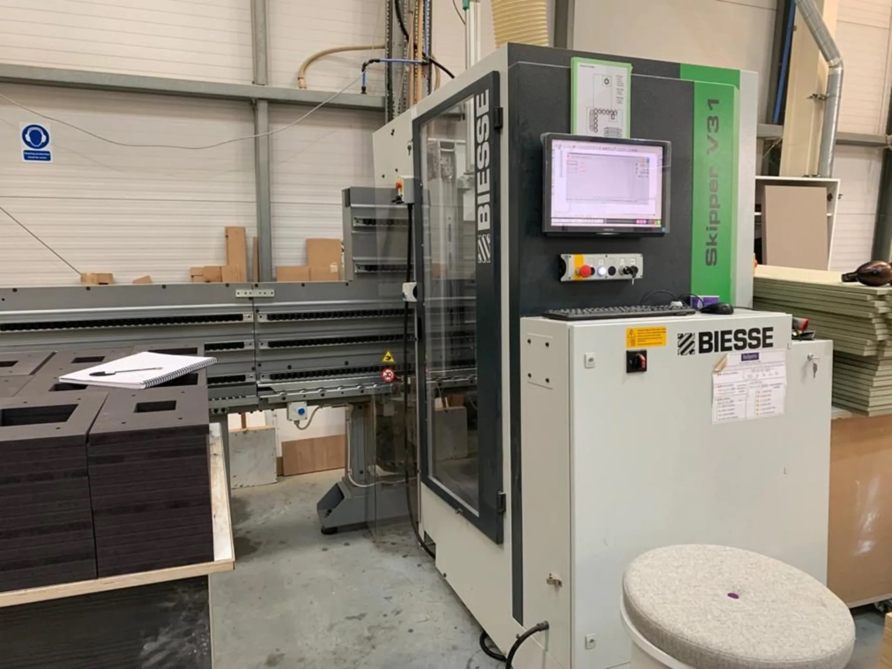 Centro di lavoro verticale CNC BIESSE mod. SKIPPER V31 - cod. 98/a, con schermo touchscreen