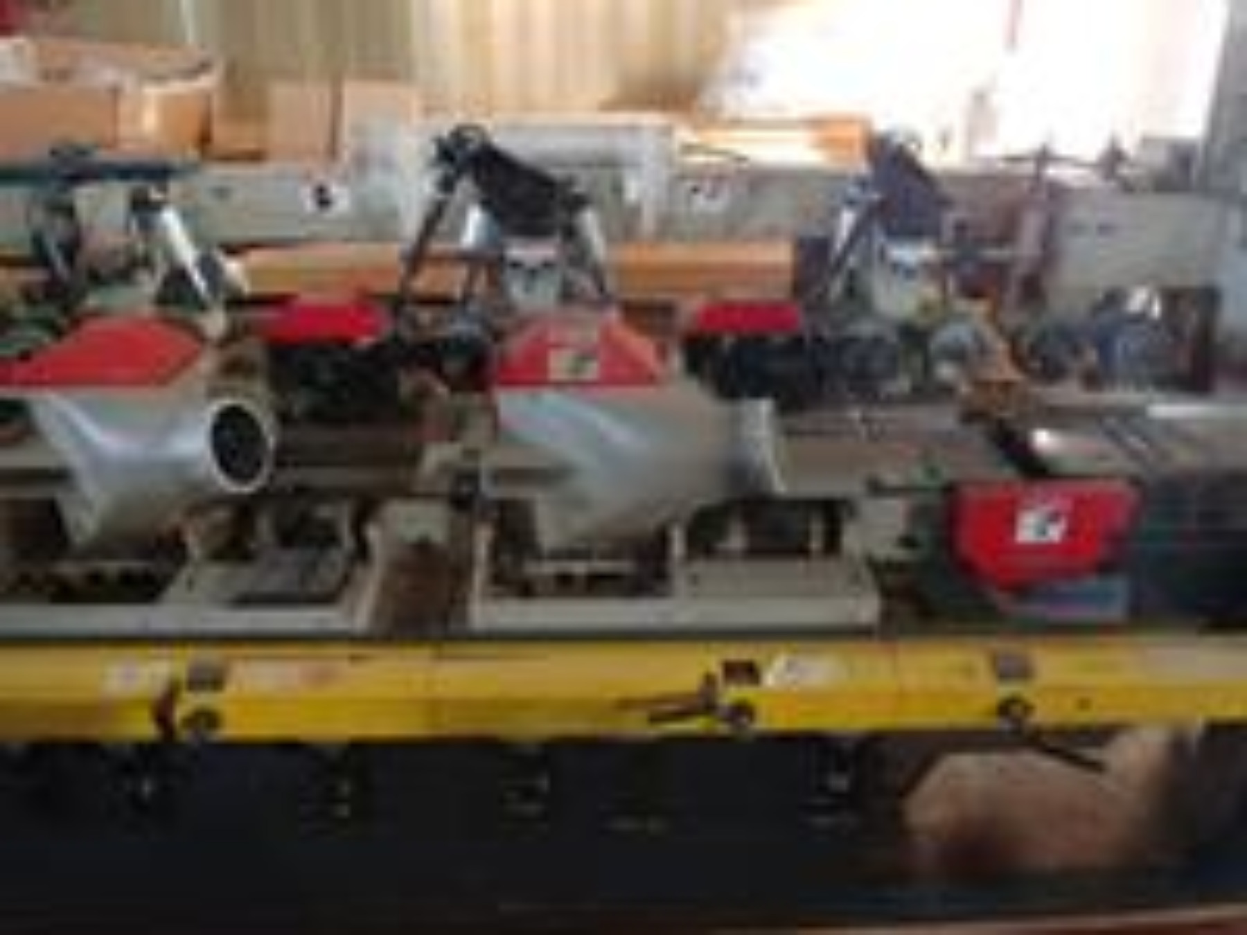 Scorniciatrice WEINIG mod. UNIMAT 23 - cod. 06, con parti in legno sparse sul tavolo