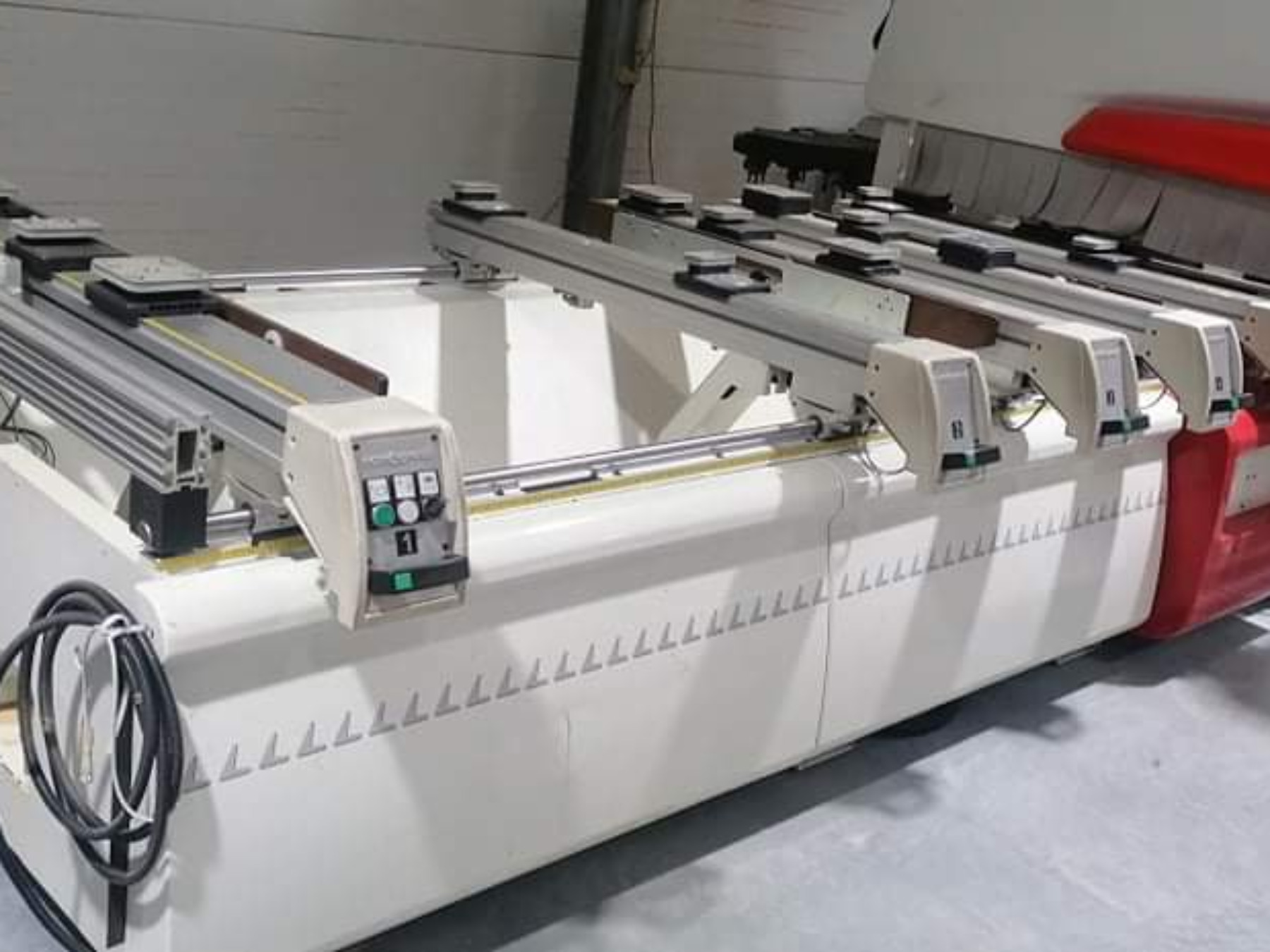 Centro di lavoro SCM mod. TECH Z 5- cod. 116, con guide e componenti visibili