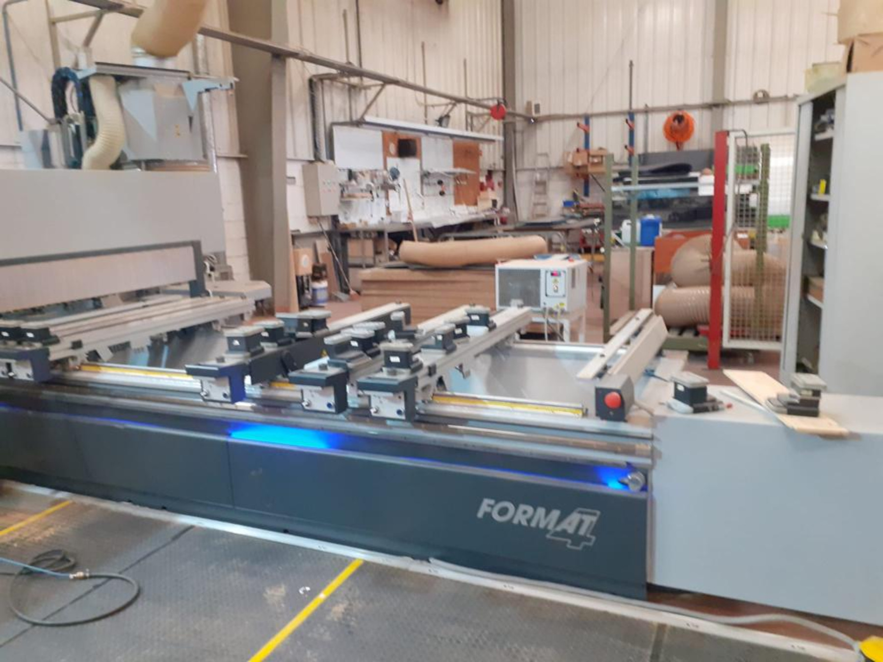 Centro di lavoro FORMAT mod. PROFIT H 350 16.30 - cod. 121 Un'area di lavoro con attrezzature e accessori