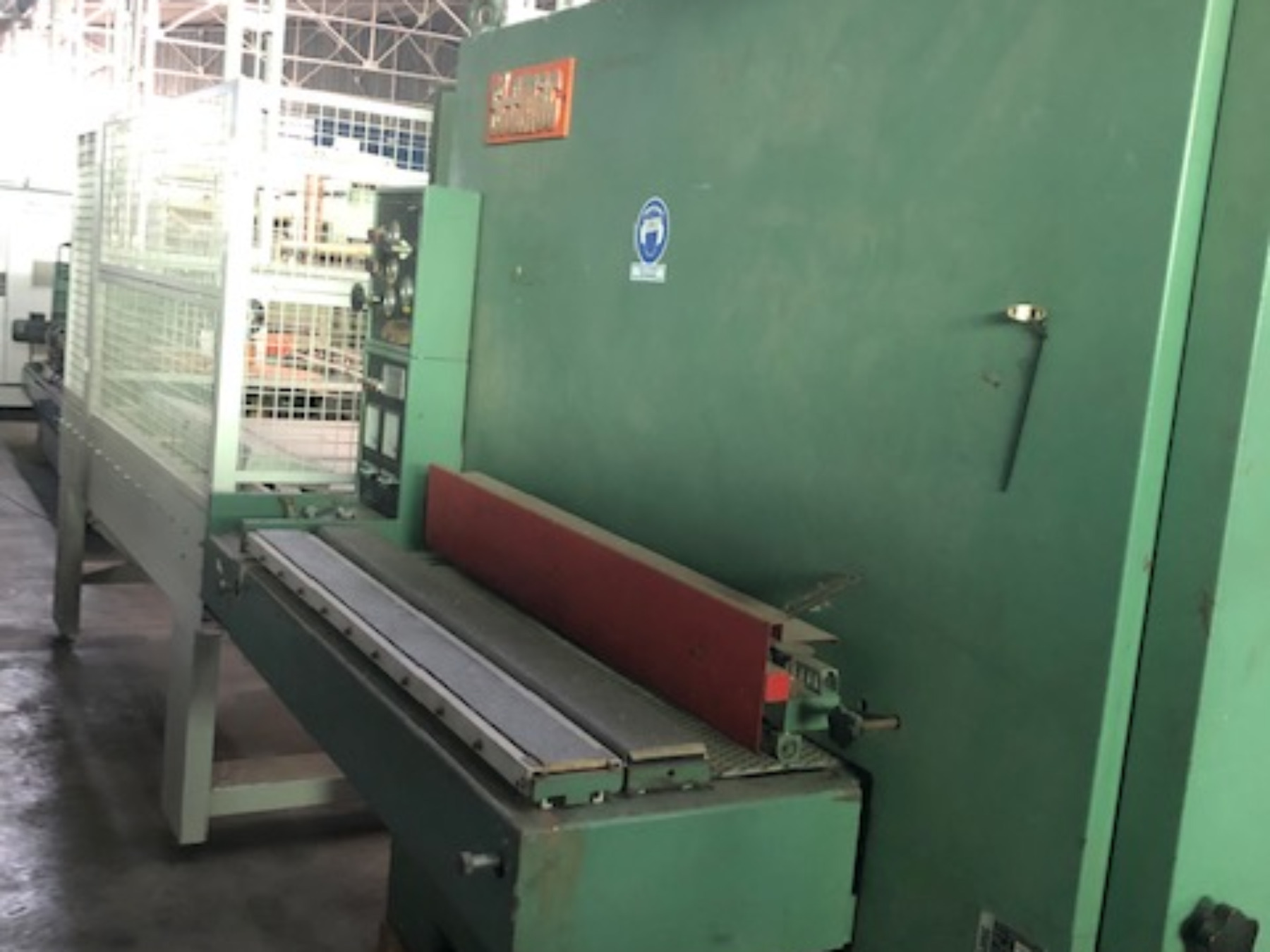 Calibratrice STEMAC da 1100 mm. - cod. A528607, con superficie di lavoro verde e barra di regolazione rosso