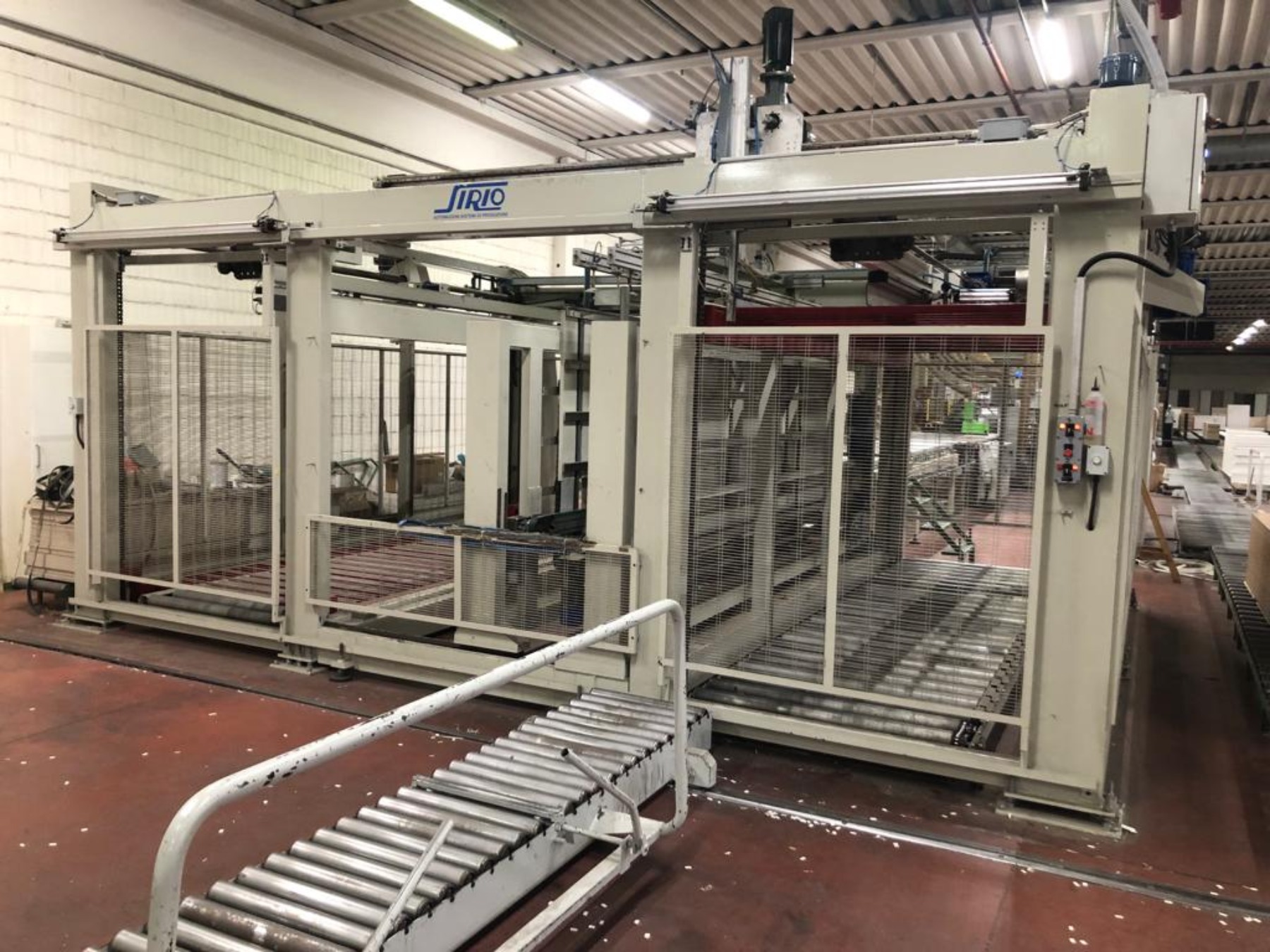 Carico e scarico per linea di squadrabordatura, con struttura in metallo e sistema di trasporto integrato