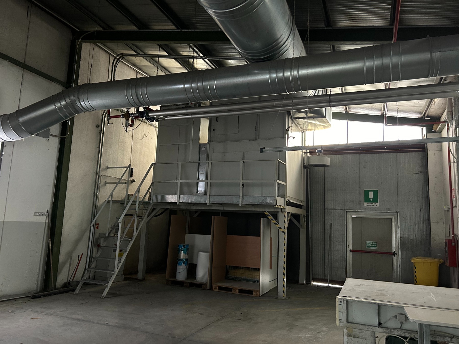Linea di verniciatura completa CEFLA Linea di verniciatura completa CEFLA, con grande sistema di condotte in metallo