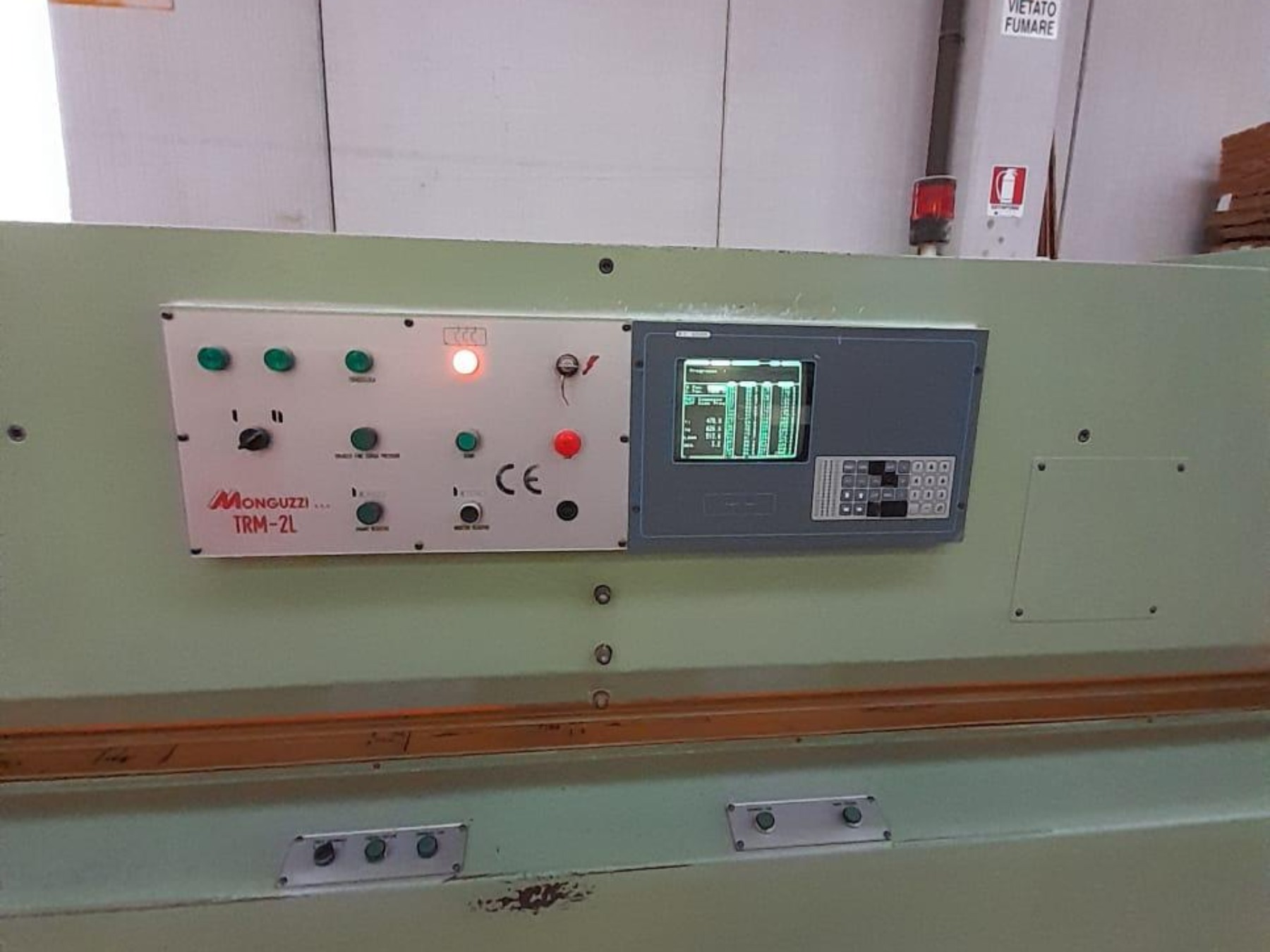 Taglierina MONGUZZI MOD. 3200, con pannello di controllo e display digitale