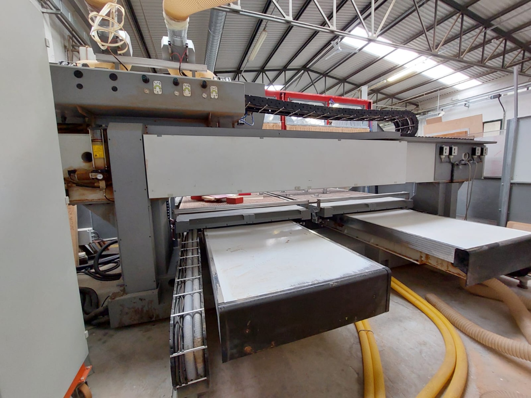 PANTOGRAFO CNC-Maschine, con piano di lavoro e cavi visibili