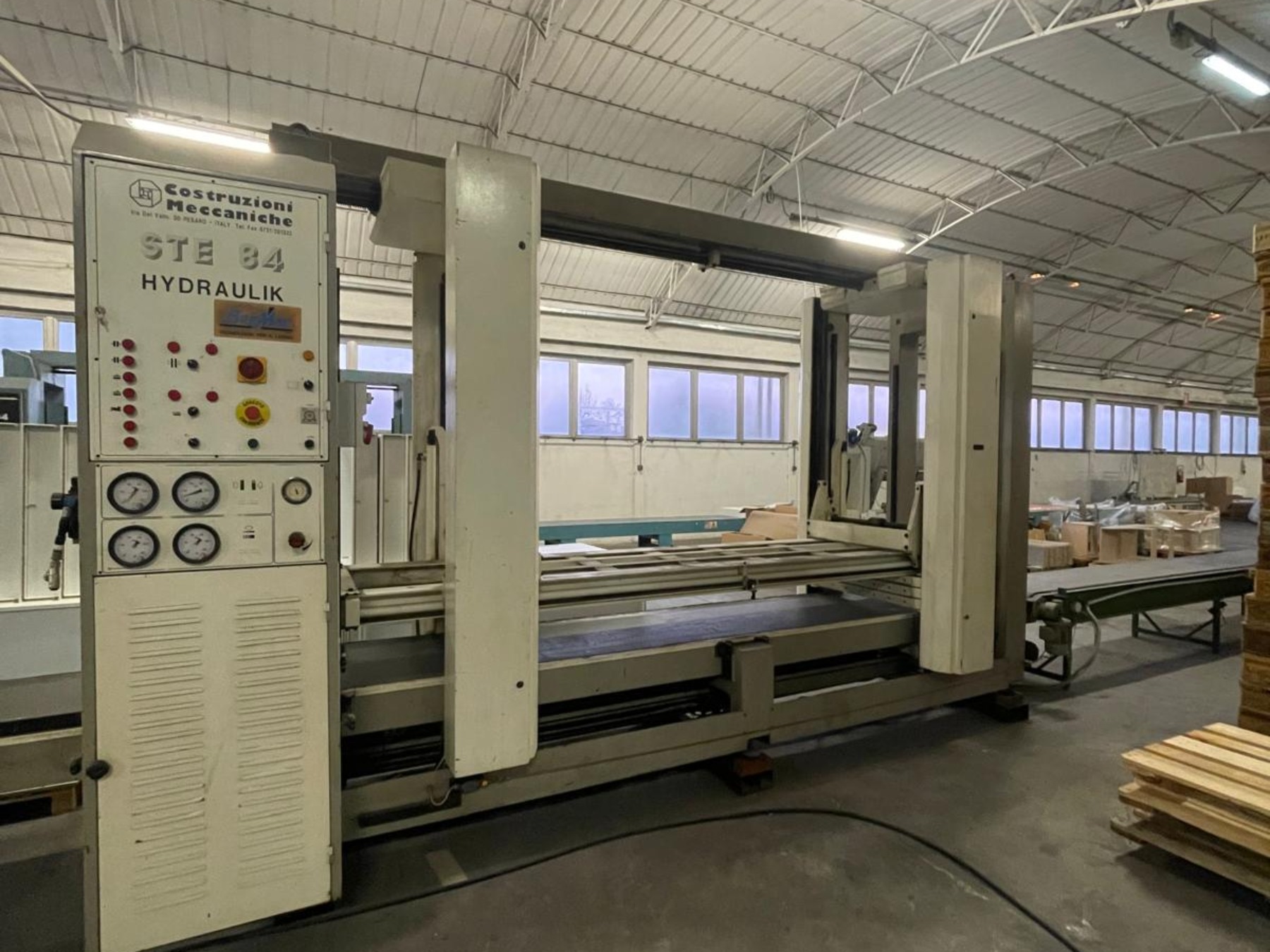 Strettorio Idraulico COSTRUZIONI MECCANICHE mod. STE 84 HYDRAULIC Dalla vista frontale, con controlli e strumenti sul pannello laterale