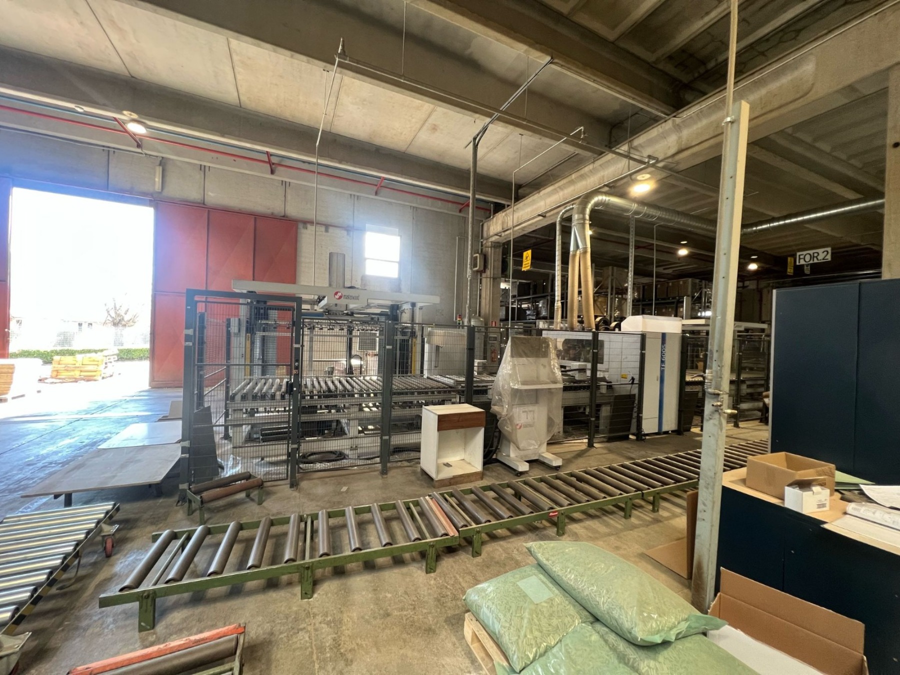 Linea di foratura Masterwood con carico e scarico mod. TFA 600 SA, vista del sistema in un'area industriale